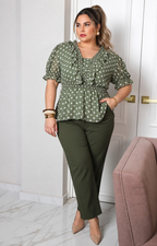 Blusa curvy Boutiquemirel con estampado de lunares y escote de olanes, tela ligera y diseño elegante para mujer.