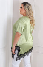 Blusa satinada verde con encaje