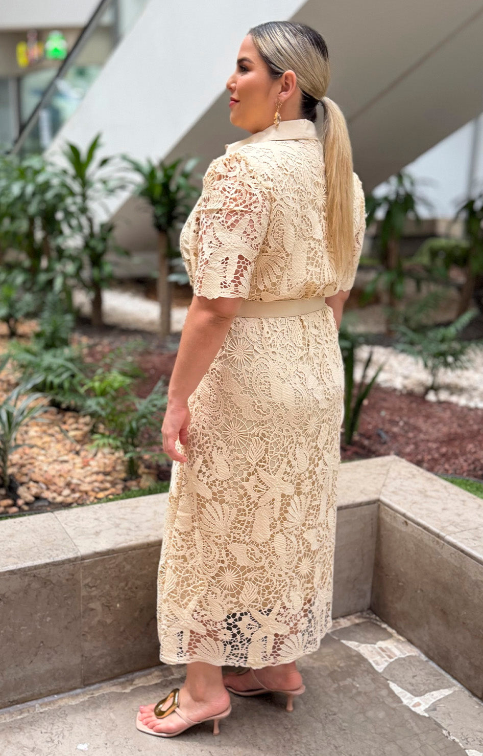 Vestido de guipur con cinturón