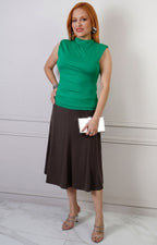 Falda midi regular de Boutiquemirel con pretina elástica en color neutro, mostrando su caída y comodidad.
