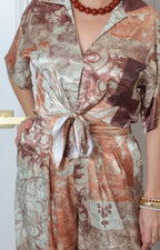 Conjunto regular de Boutiquemirel con pantalón largo y blusa estampada floral, ropa de moda y estilo elegante.