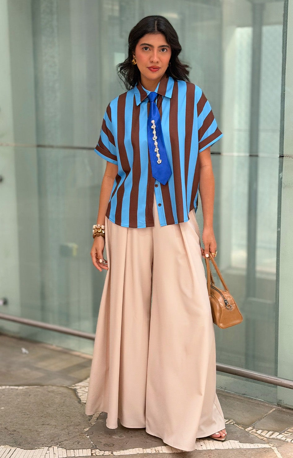 Blusa camisera a rayas con corbata decorativa