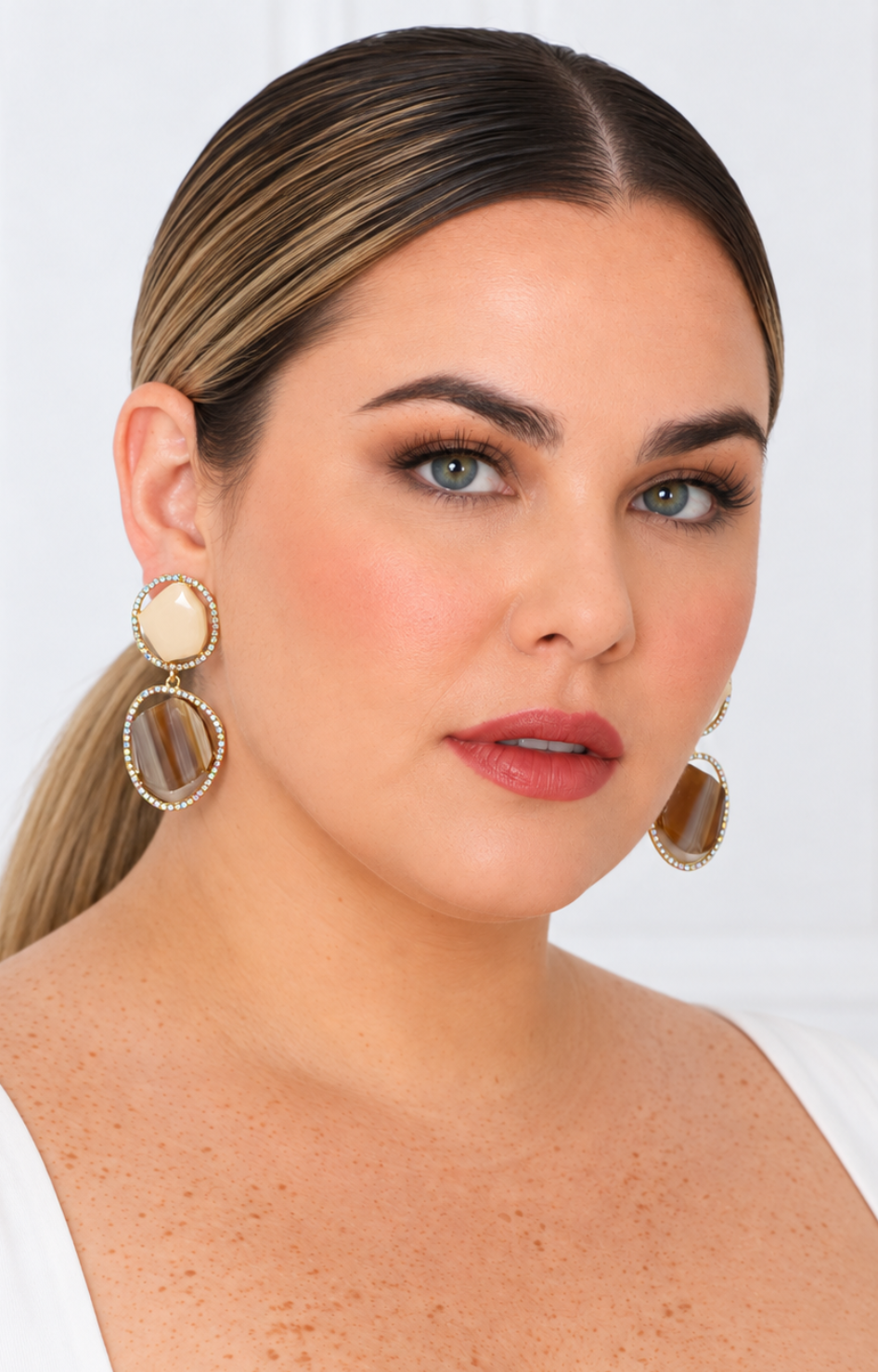 Aretes colgantes de discos beige