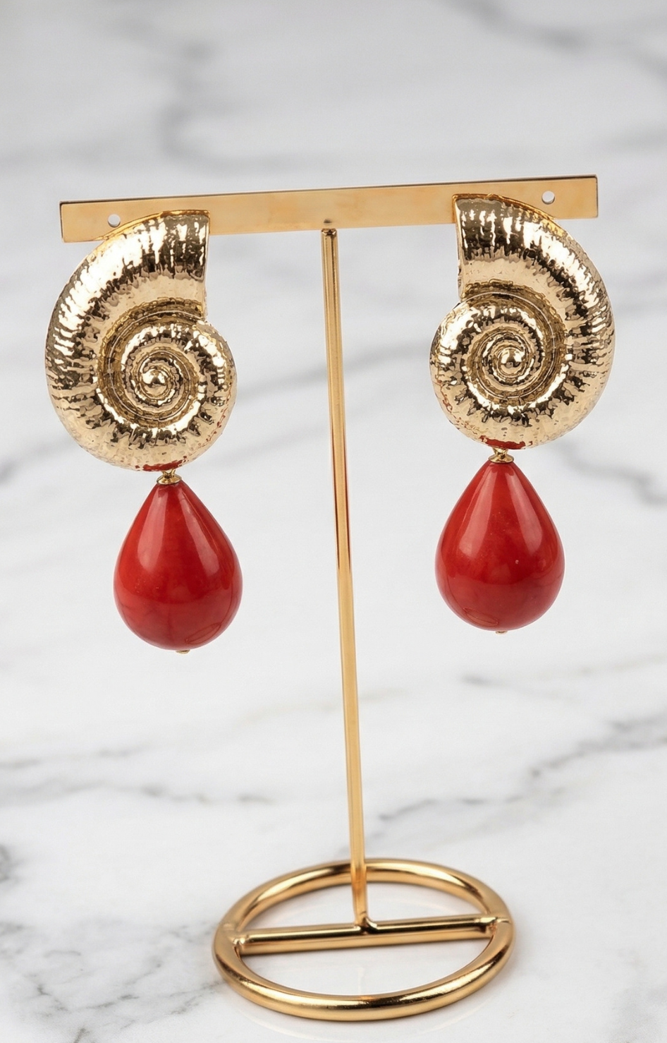 Aretes concha dorados con gota roja - ARETES Boutiquemirel 
