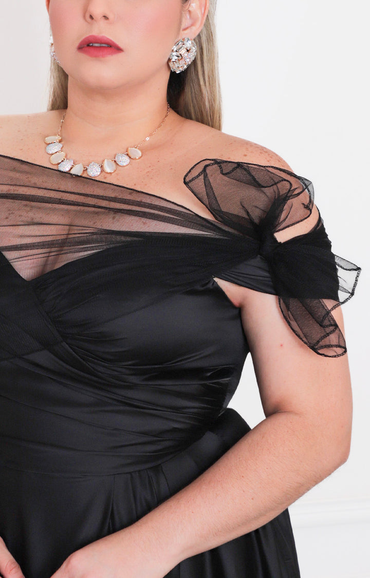 Vestido negro con hombros caídos