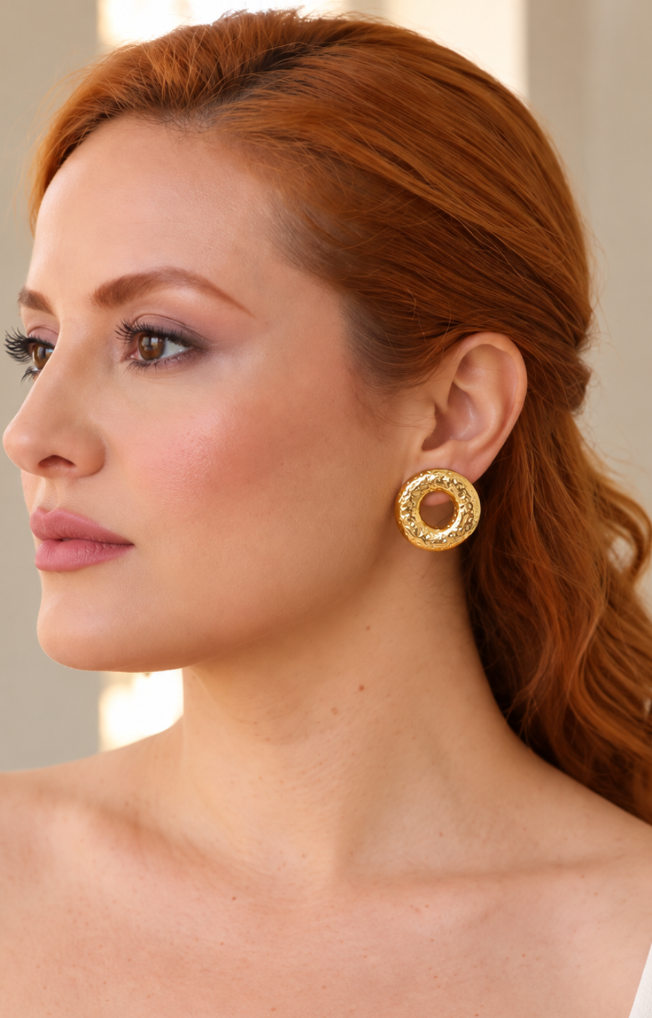 Aretes de acero Boutiquemirel con medallón dorado, diseño colgante elegante