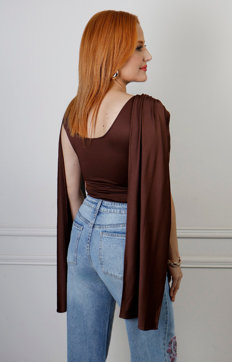 Blusa tipo panty drapeada Boutiquemirel con hombros fruncidos y diseño elegante