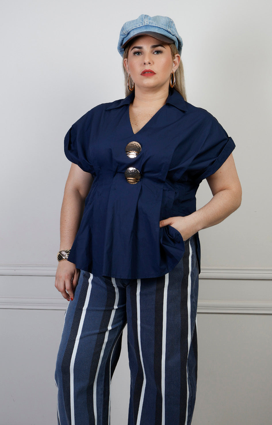 Blusa azul marino con escote en V de la marca Boutiquemirel, diseñada para curvas, mostrando el cuello y la textura de la tela.