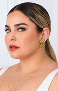Aretes botón gota dorado de Boutiquemirel, pendientes elegantes en forma de gota con acabado dorado brillante.