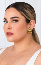 Aretes botón gota dorado de Boutiquemirel, pendientes elegantes en forma de gota con acabado dorado brillante.