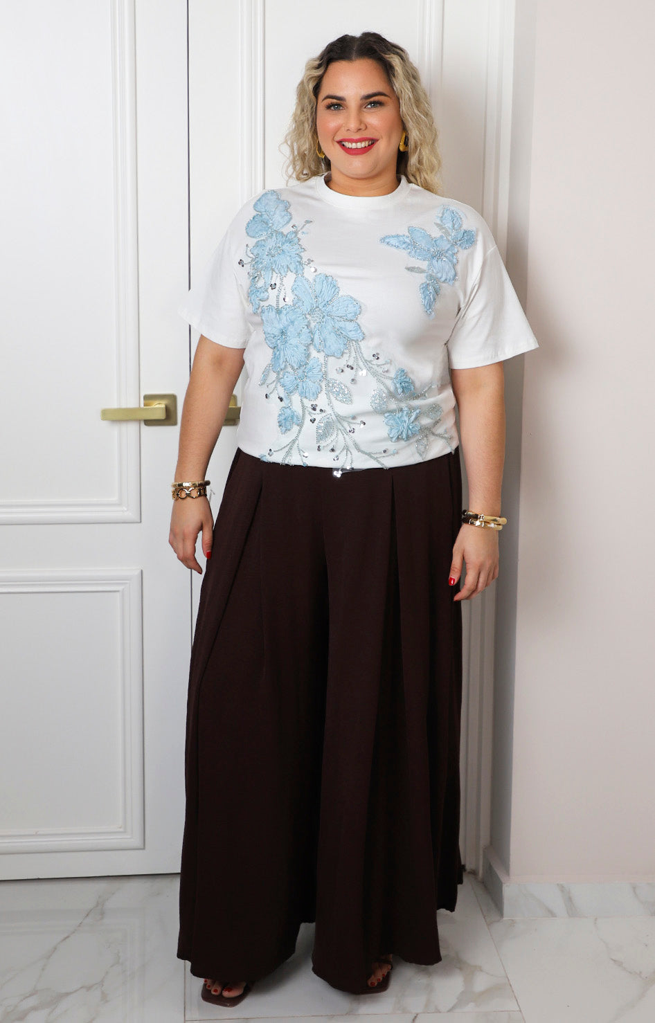 Blusa blanca con flores bordadas