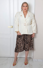 Saco beige estilo trench con cinturón