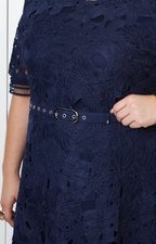 Vestido corto de guipur con cinturón