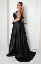 Vestido largo negro con pedrería y tul