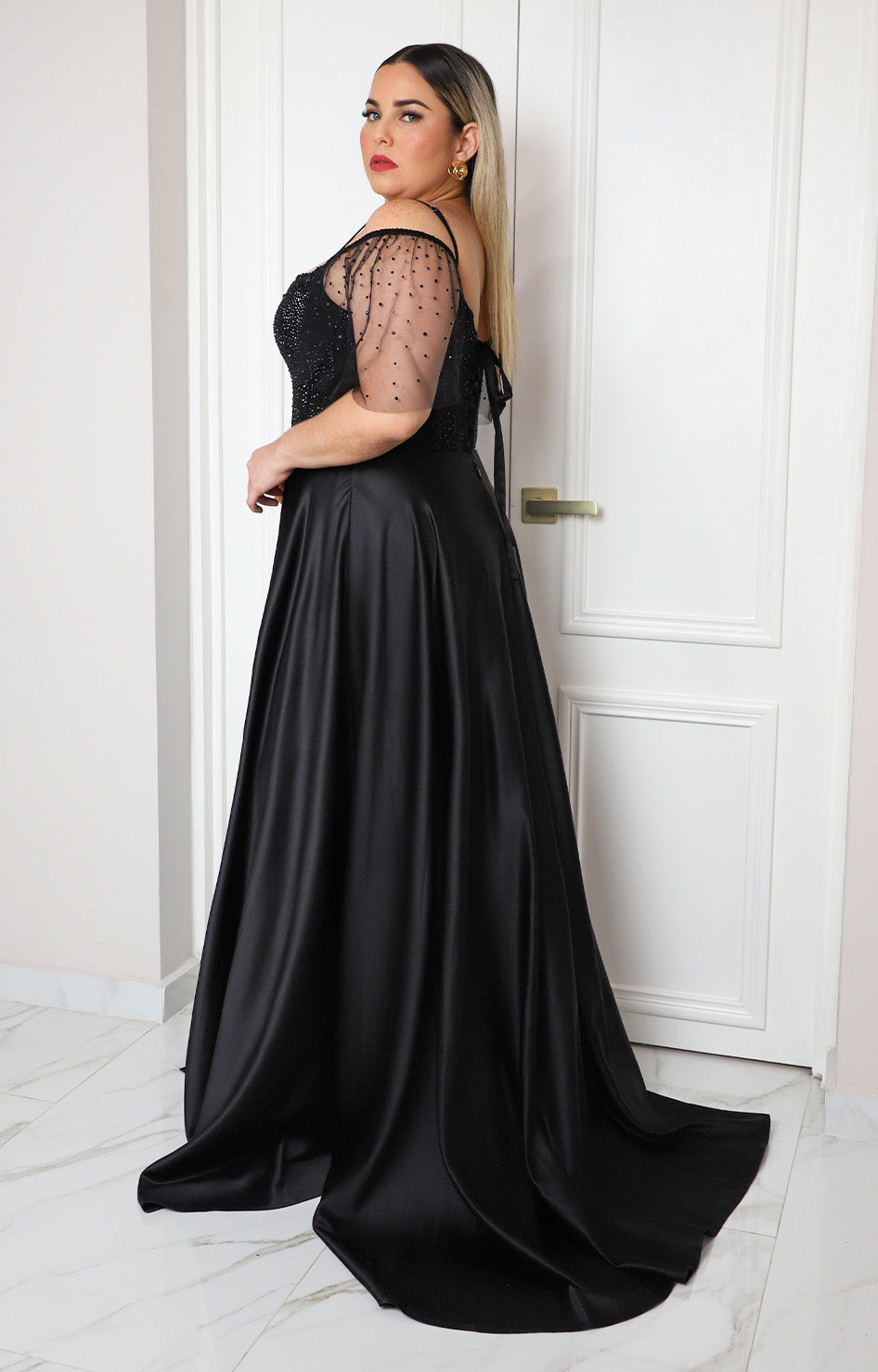 Vestido largo negro con pedrería y tul