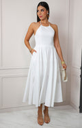 Vestido halter blanco con falda amplia