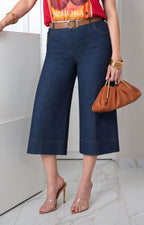 Pantalones capri azul de denim con pierna ancha, estilo regular de la marca Boutiquemirel, en color azul claro.