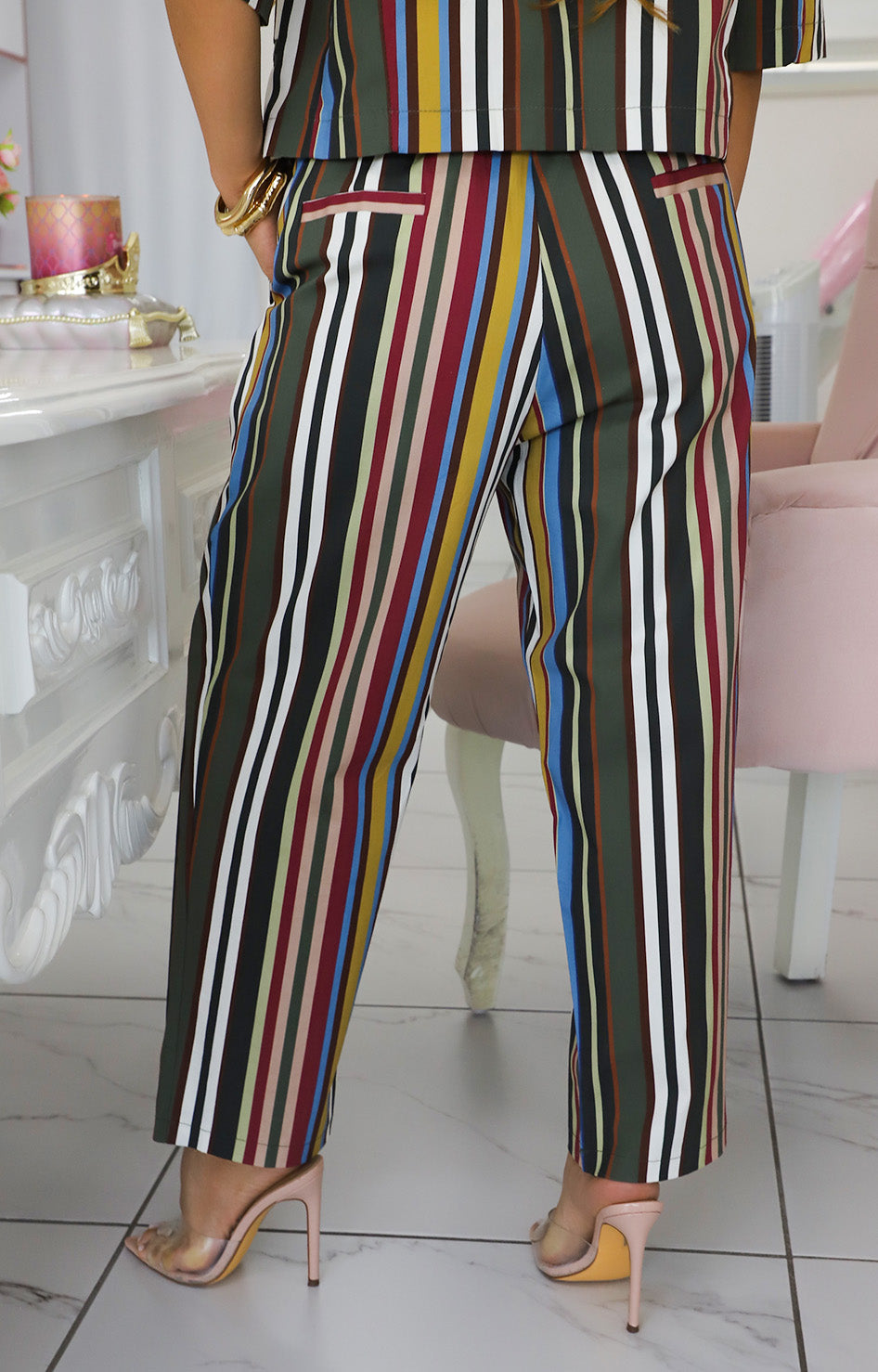 Pantalón de rayas multicolor con cinturón