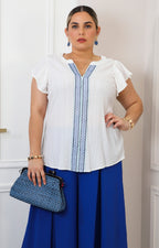 Blusa blanca con bordado azul