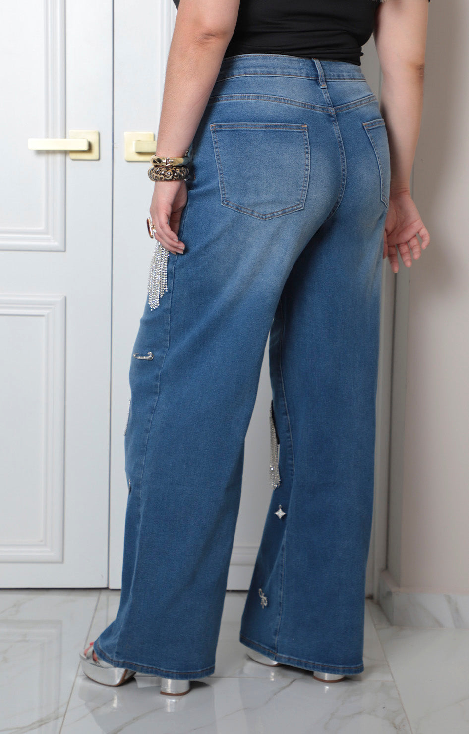 Pantalón denim con aplicaciones metálicas