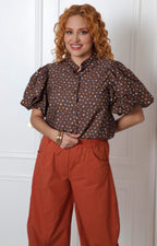 Blusa con polka dots y mangas globo
