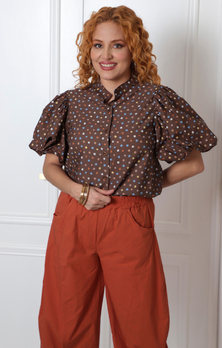 Blusa con polka dots y mangas globo