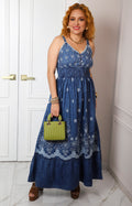 Vestido azul con tirantes y bordados florales