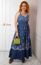 Vestido azul con tirantes y bordados florales
