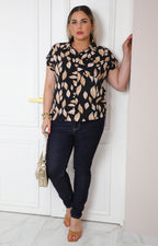 Blusa negra con estampado de hojas y botones