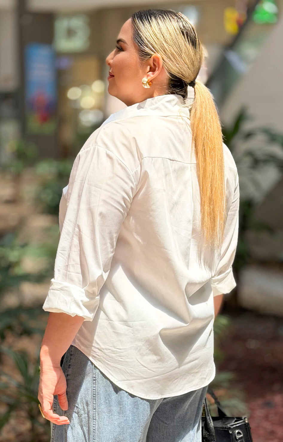 Blusa blanca con corbata