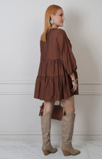 Vestido corto café Boutiquemirel con textura fruncida, corte regular y diseño femenino
