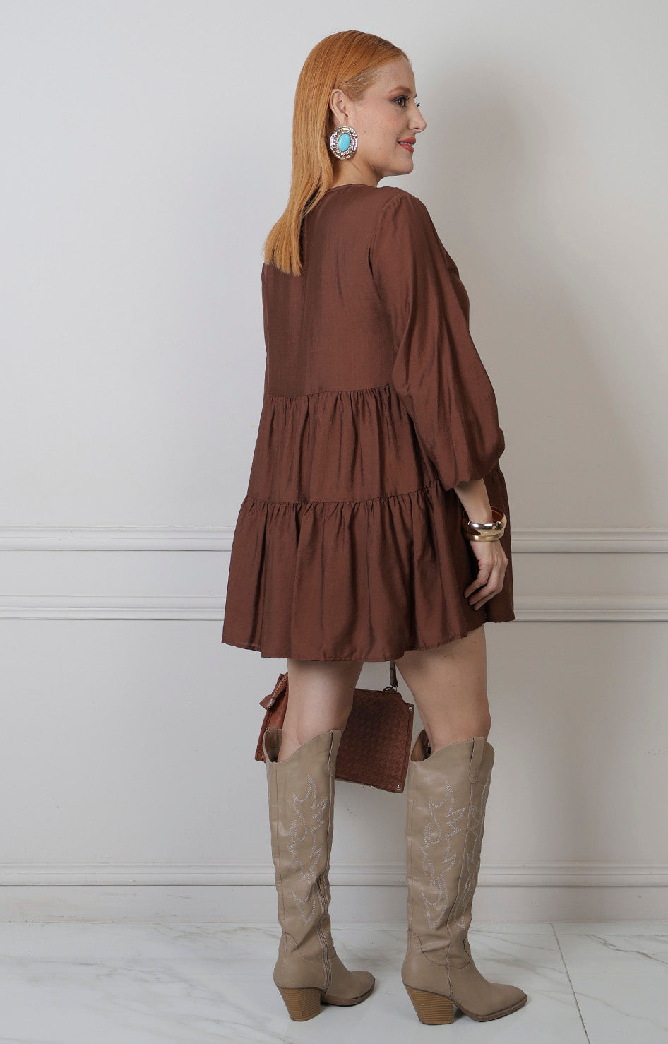 Vestido corto café Boutiquemirel con textura fruncida, corte regular y diseño femenino
