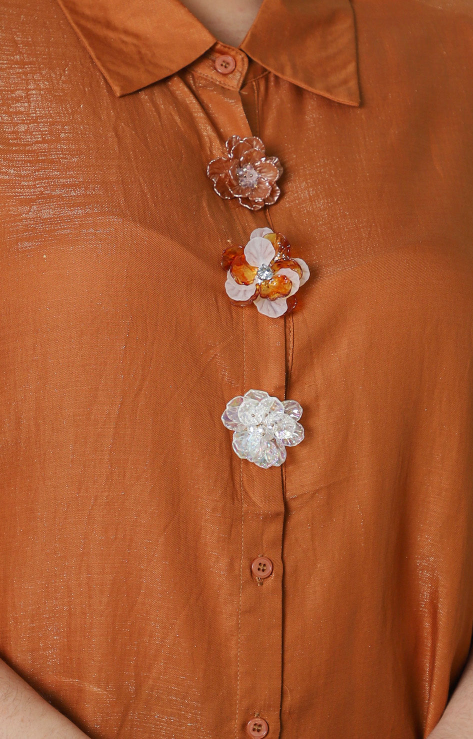 Blusa chedron Boutiquemirel para mujer curvy, manga 3/4 y detalles florales visibles
