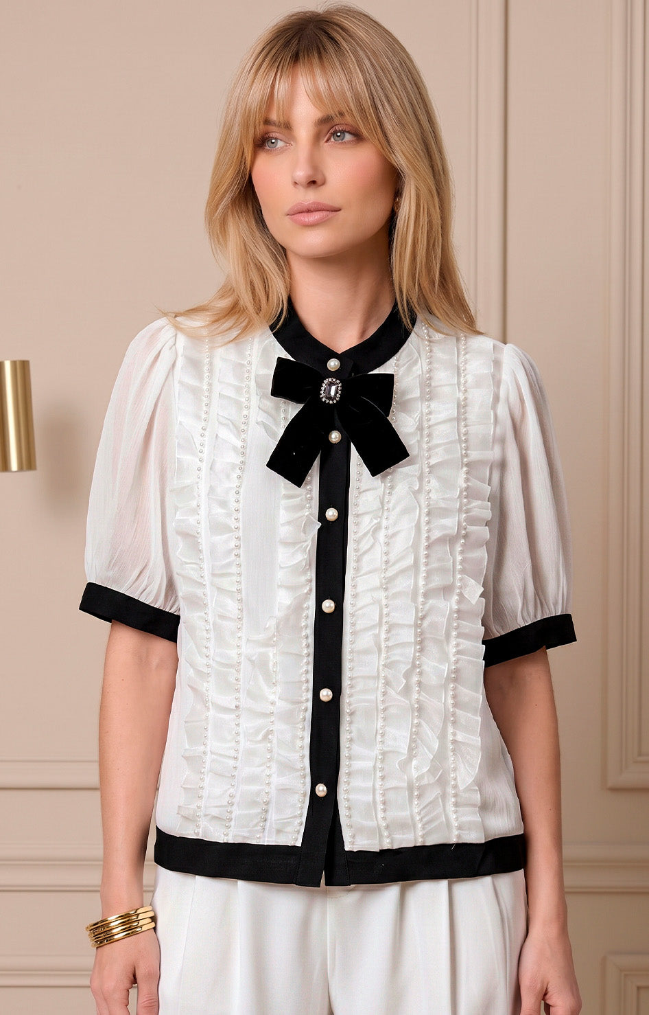 Blusa blanca con moño negro