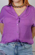 Blusa morada Boutiquemirel de corte regular, escote en V y botones frontales