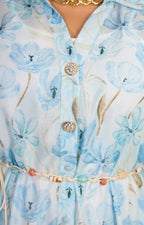 Vestido azul con estampado floral