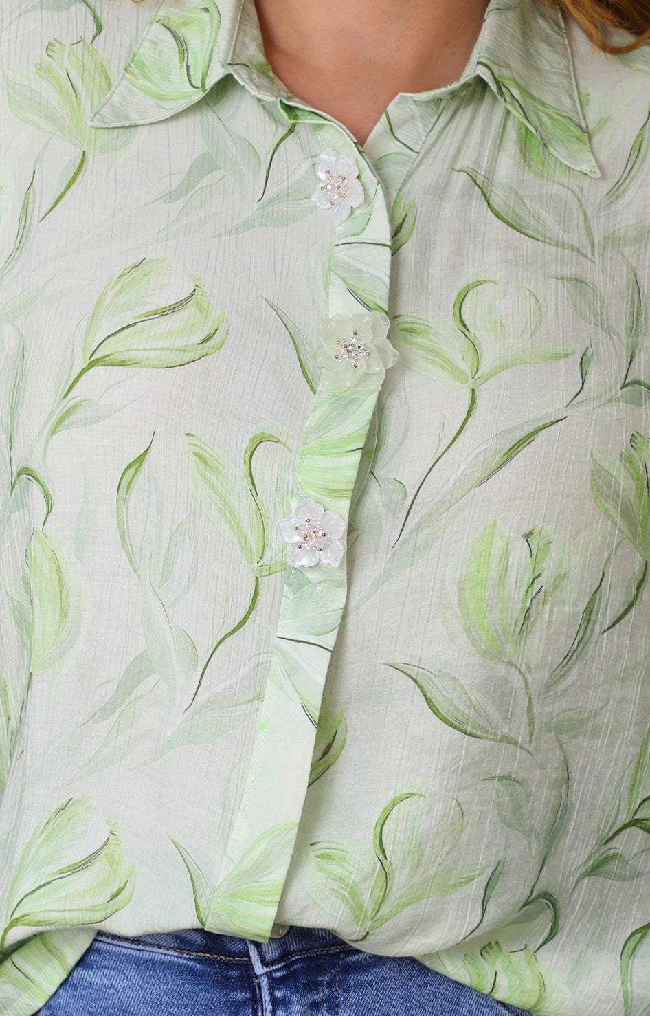 Blusa verde con estampado floral y botones decorativos