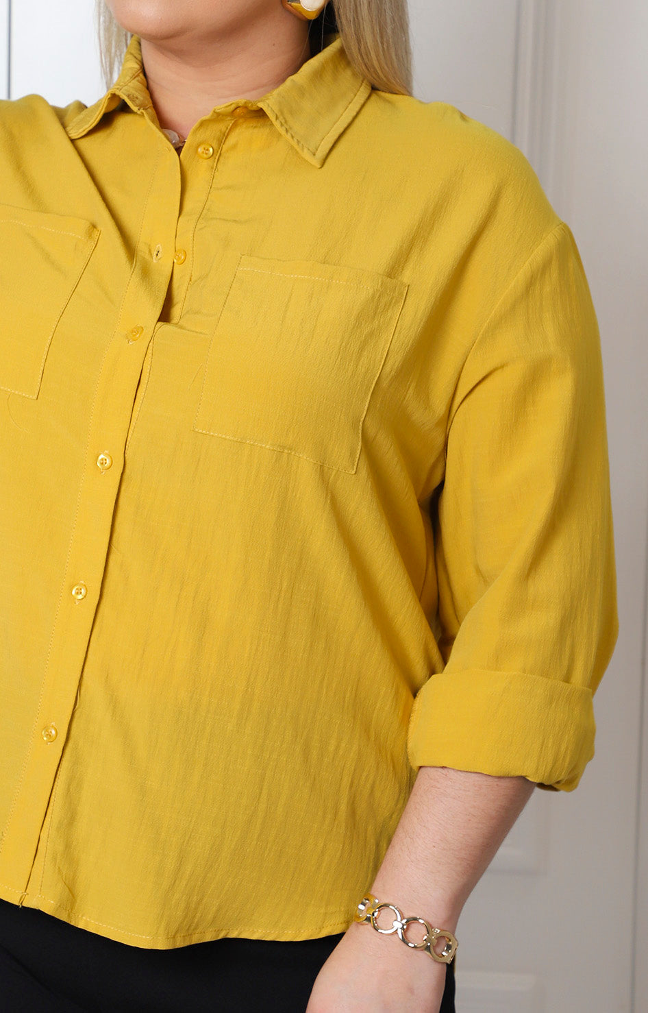 Blusa mostaza con bolsas frontales