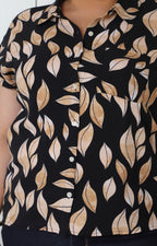 Blusa negra con estampado de hojas y botones