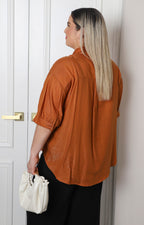 Blusa chedron Boutiquemirel curvy de manga 3/4 con detalles florales visibles