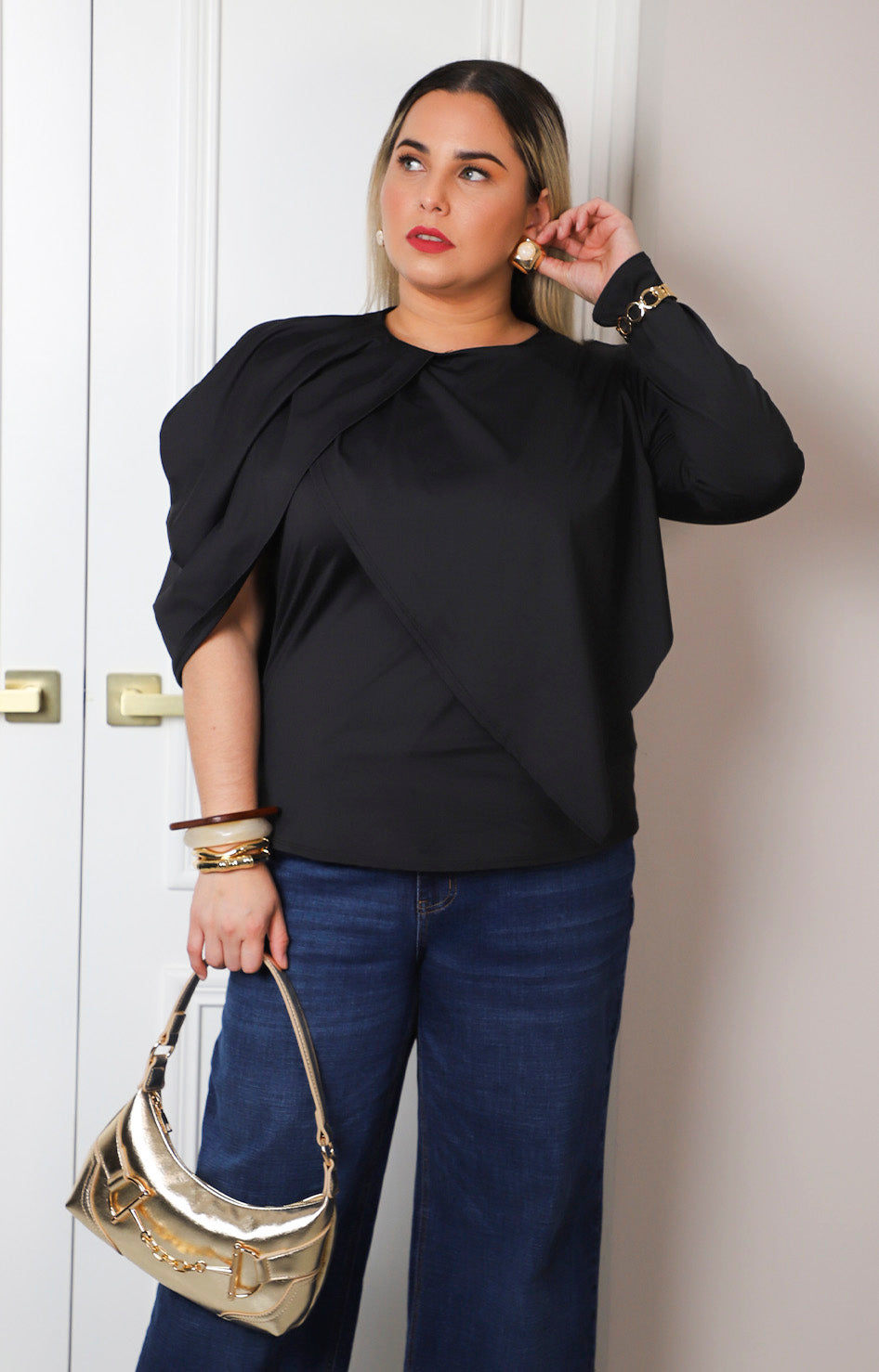 Blusa negra con drapeado y manga larga