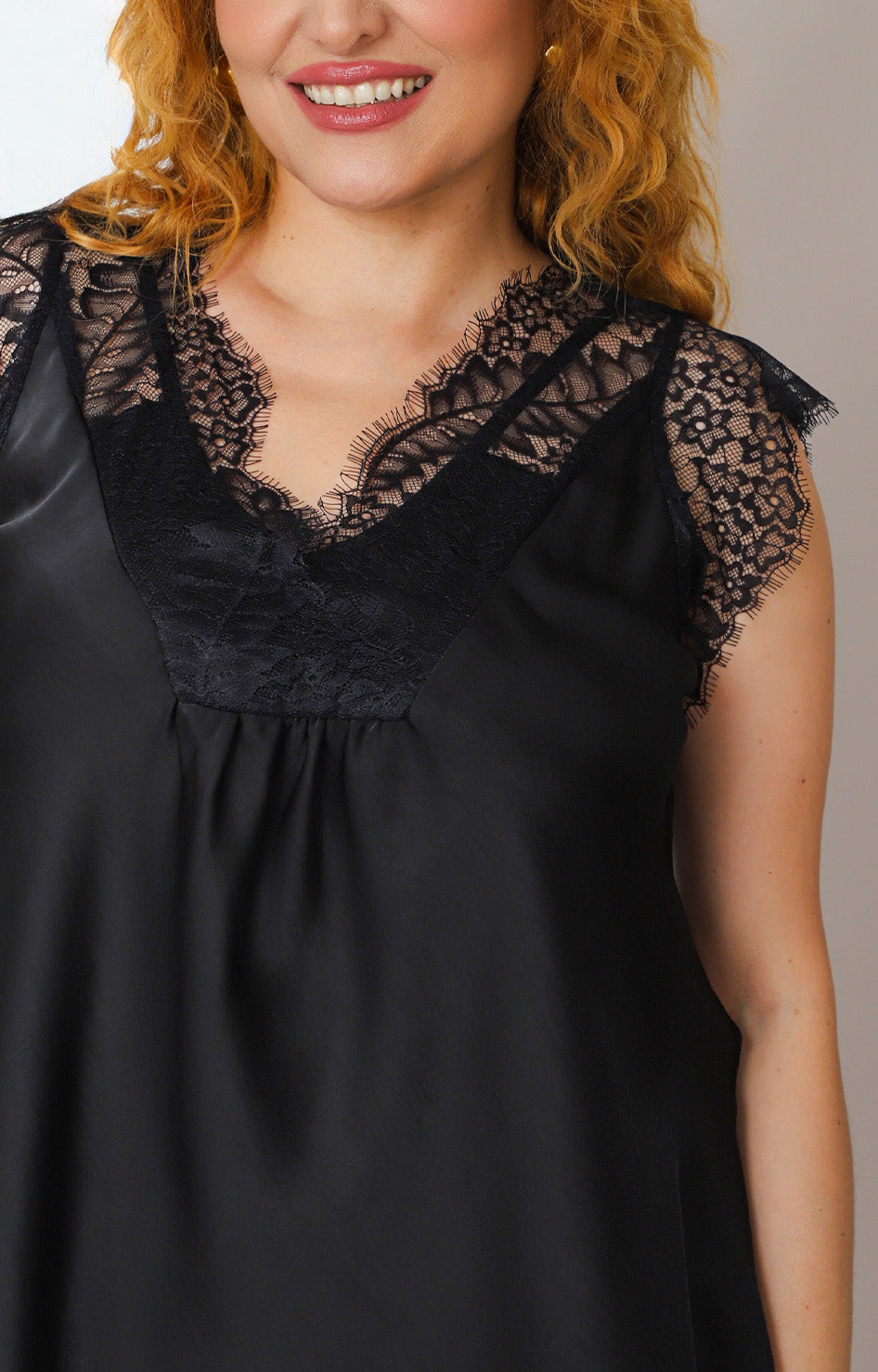Blusa con escote en V y encaje