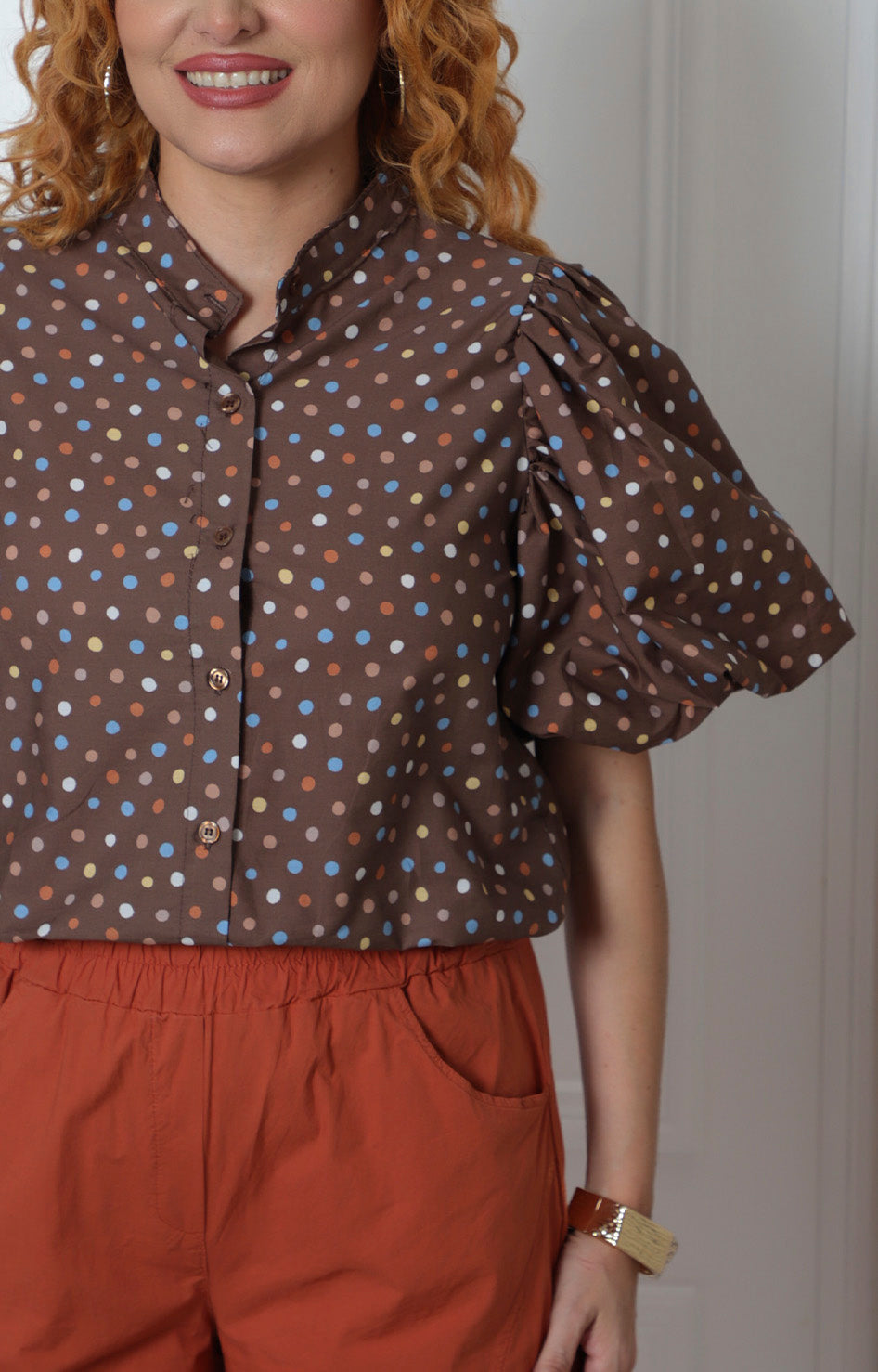 Blusa con polka dots y mangas globo