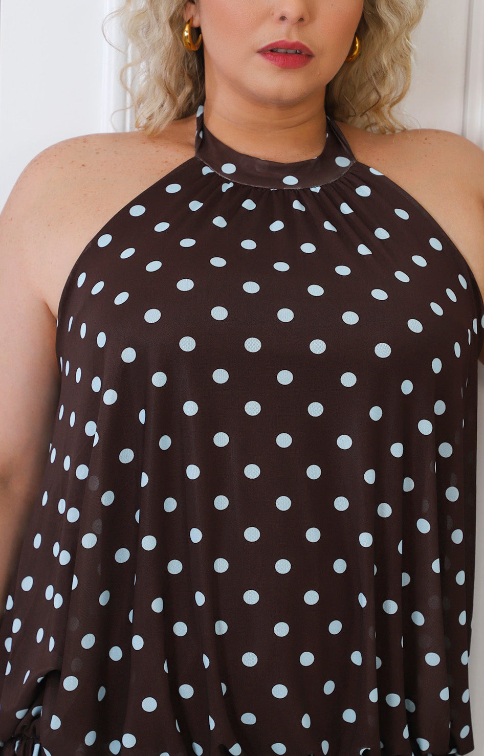Vestido café halter polka dots