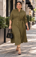 Vestido camisero largo curvy de Boutiquemirel con lazo en la cintura, tela fluida y diseño elegante en color neutro.