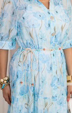 Vestido azul con estampado floral