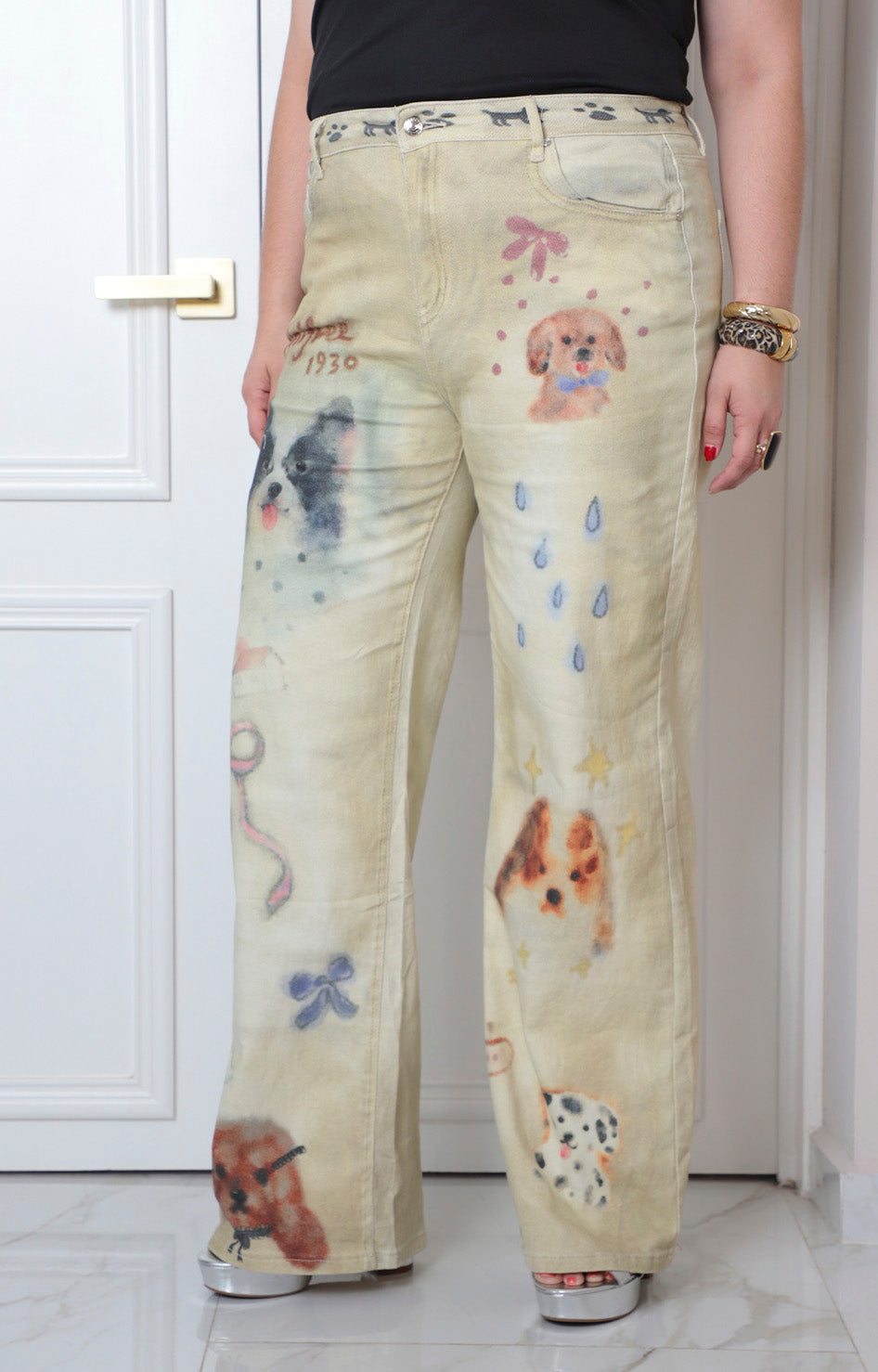 Pantalón beige con estampado de perritos