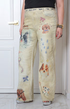 Pantalón beige con estampado de perritos