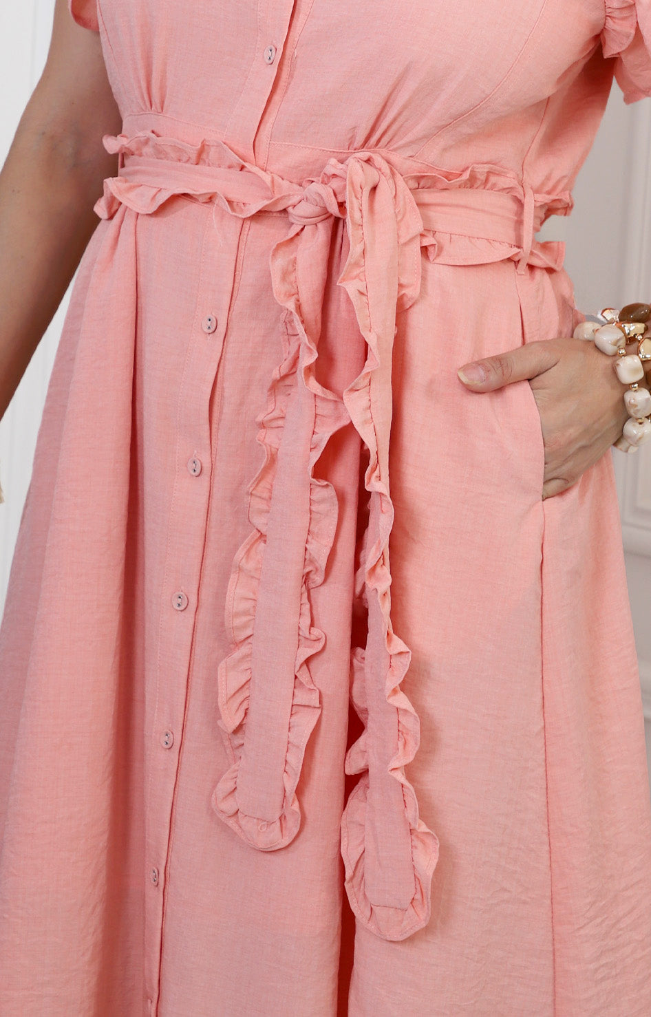 Vestido rosa camisero con olanes