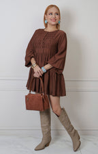 Vestido corto café con textura fruncida Boutiquemirel, corte regular y diseño femenino para mujer